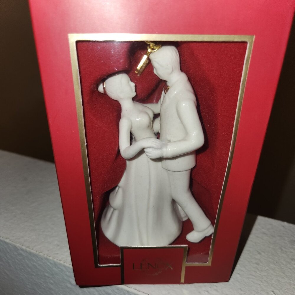 Lenox China - Bride & Groom Ornament